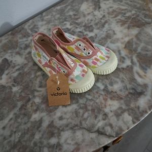 Victoria by Jessica Nielson Kids Girl Laceless Sneaker Size 24 (US 8)New Unboxed